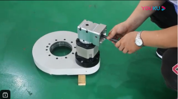 直齒驅(qū)動(dòng)（齒輪式回轉(zhuǎn)驅(qū)動(dòng)、回轉(zhuǎn)減速器）工作演示